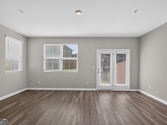 4th image of 579 Magnolia Cir