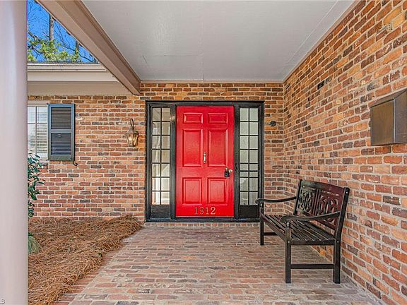 4th image of 1912 W Lake Dr