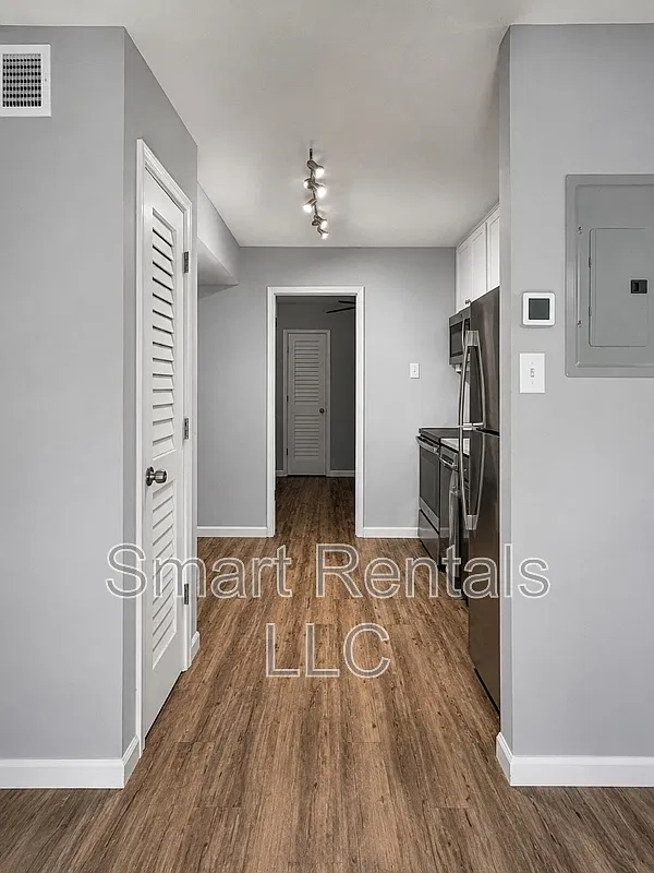 1 bed, 1.0 bath, 700 sqft, $999 — Photo 2
