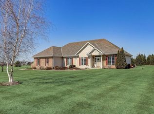 N73W29810 Christopherson Ln, Hartland, WI 53029