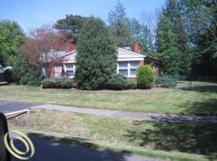 27350 Bloomfield Dr, Lathrup Village, MI 48076