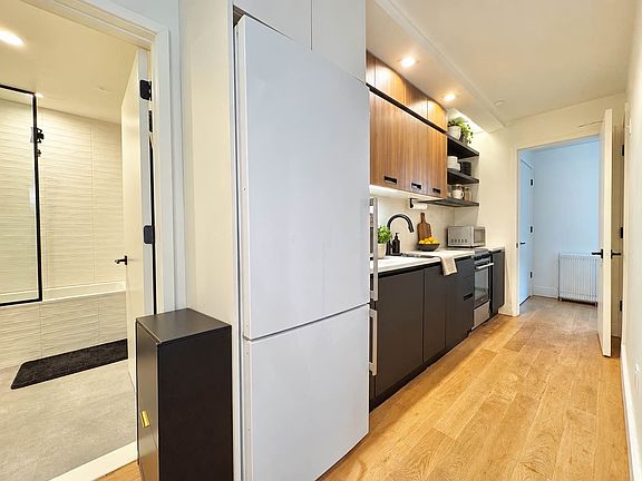 3rd image of 152 Manhattan Ave APT 3F