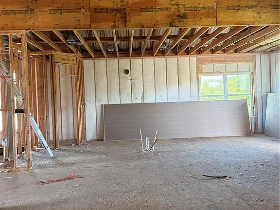 4th image of 833 Reed Dr