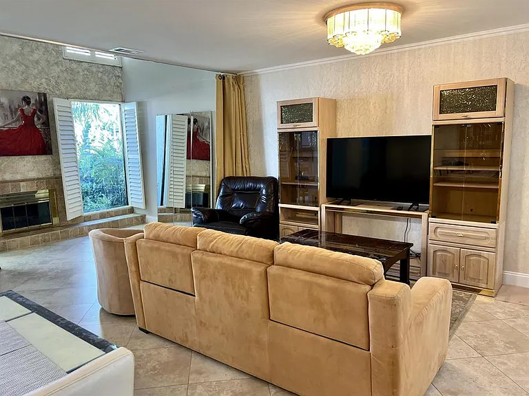 6075 Glendale Dr — Photo 3