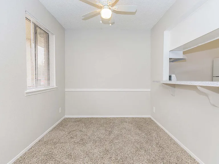 Castlewood Apartments — Photo 15