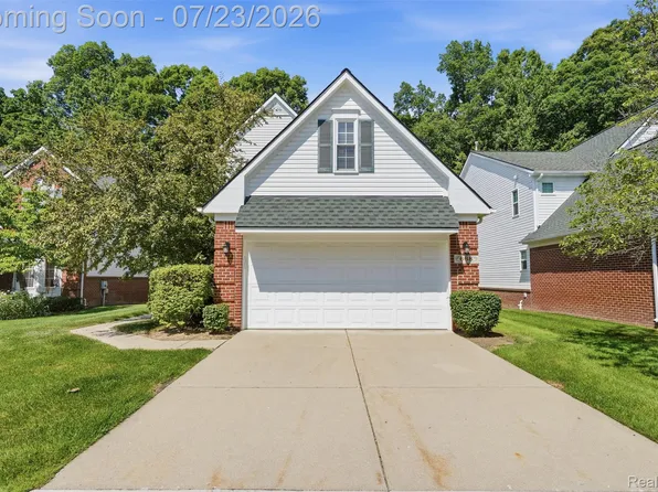 668 Shady Maple Dr, Wixom, MI 48393