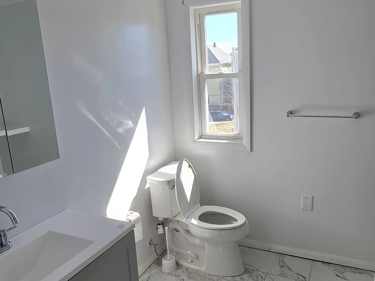 3 bed, 900 sqft, $2,200 — Photo 4