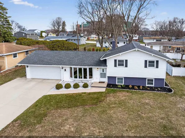 944 Duchateau Ln, Ashwaubenon, WI 54304