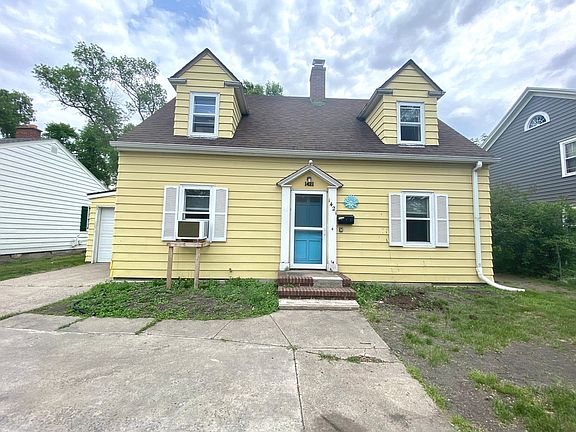 3rd image of 1421 University Dr N
