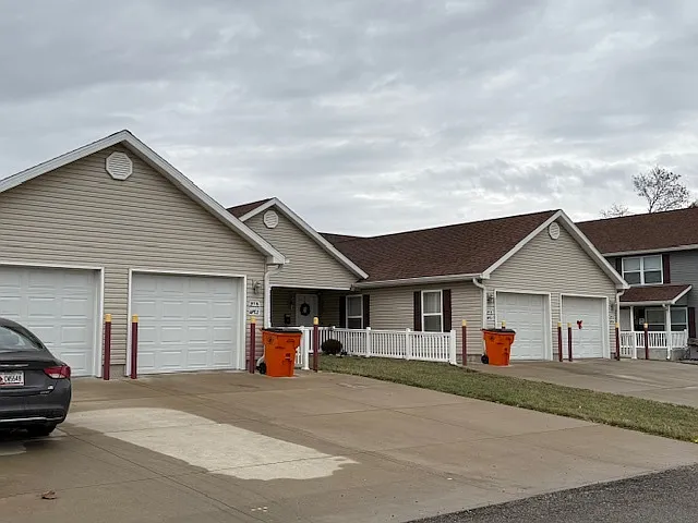 911 N Riverside Dr — Photo 21