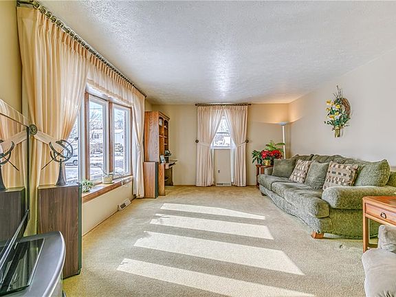 3rd image of 713 Robin Dr