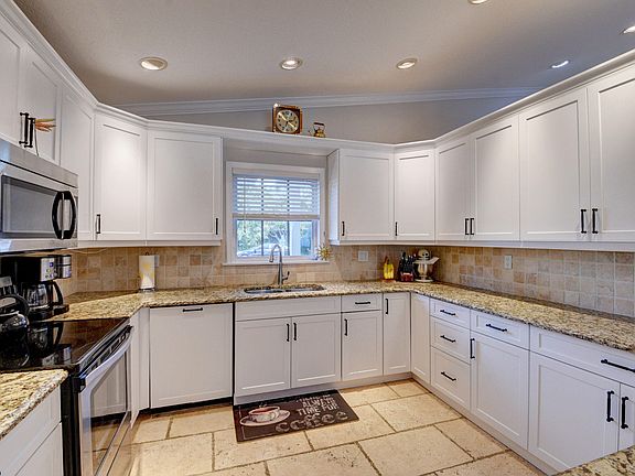 3rd image of 3307 Fernwood Dr