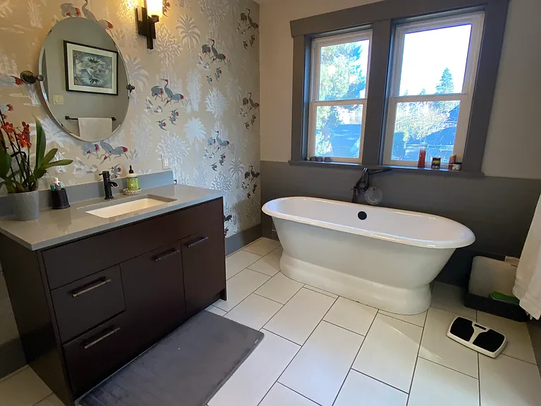 Master bath soaking tub