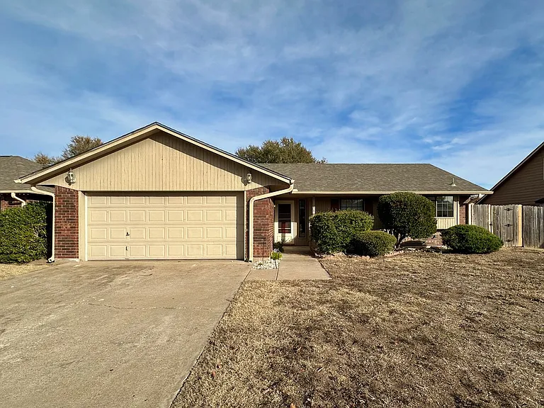1103 NW Willow Pl — Photo 2
