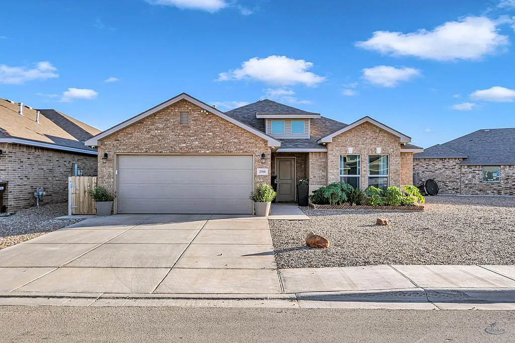 3 bed, 2.0 bath, 1656 sqft, $3,200 — Photo 1