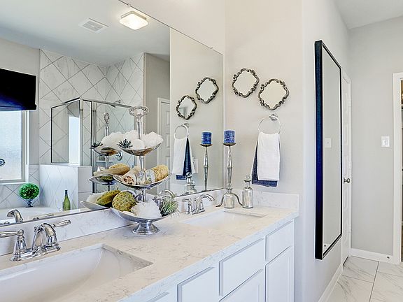 Double sinks in owner s bath