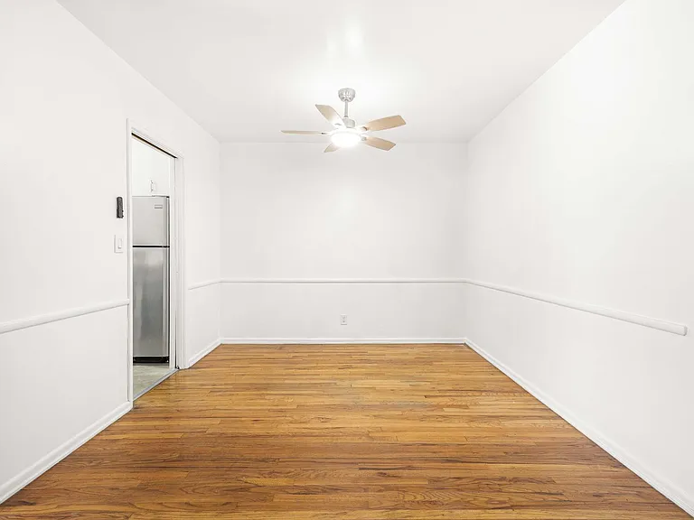 Hollyview Apartments — Photo 21