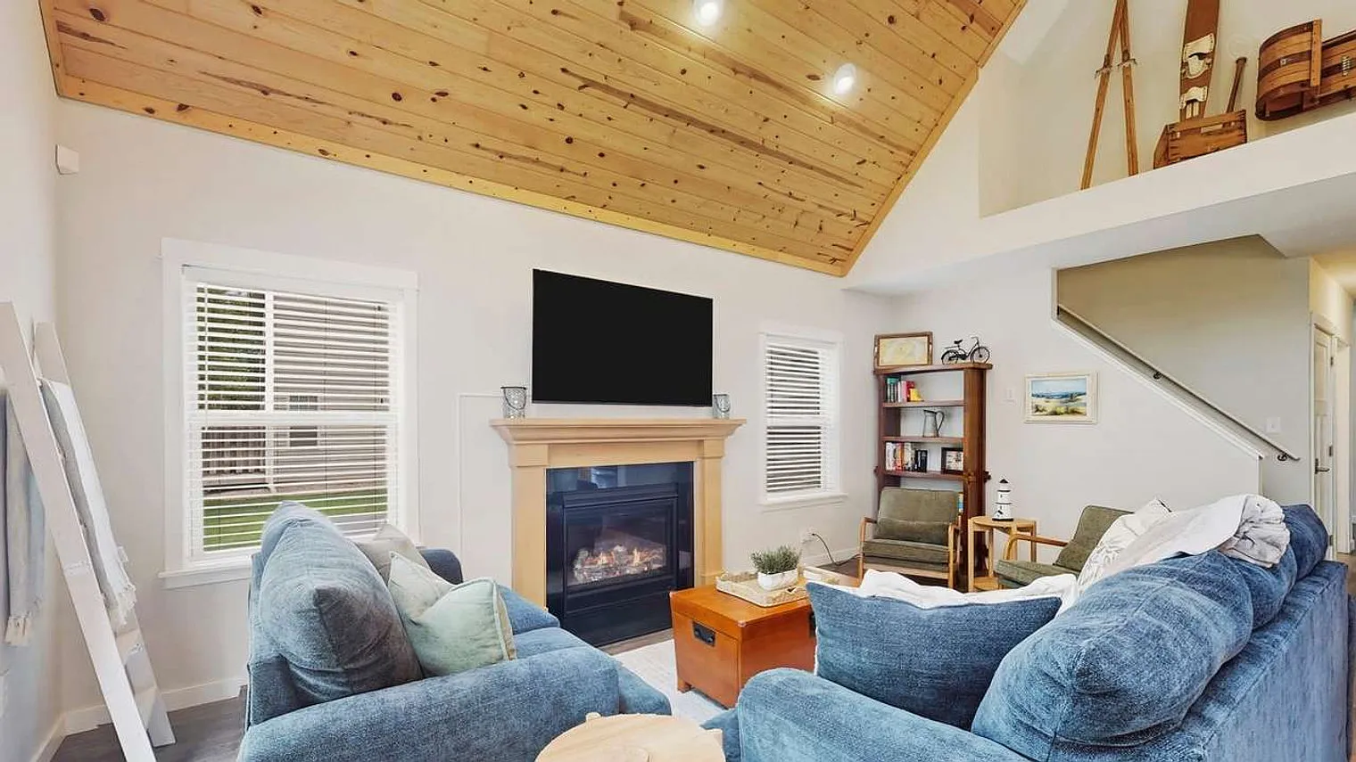 3 bed, 2.0 bath, 2185 sqft, $7,043 — Photo 3