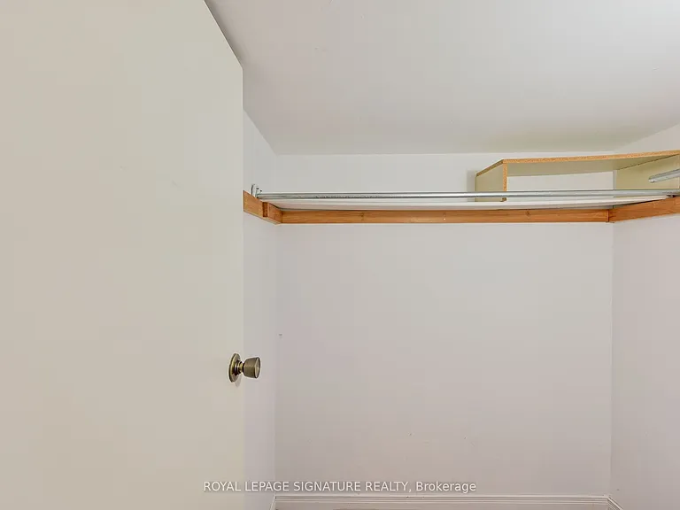 556 Farwell Cres #LOWER — Photo 23