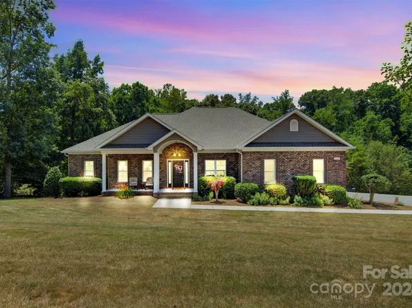 2213 Willow Creek Dr, Newton, NC 28658