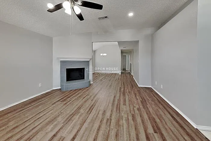 3 bed, 2.0 bath, 1602 sqft, $2,220 — Photo 3