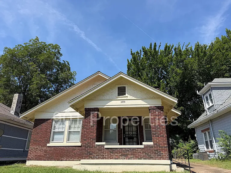 1055 S Cox St — Photo 15