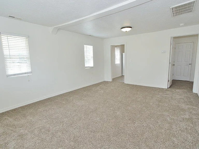 1119 Lincoln Ave — Photo 2