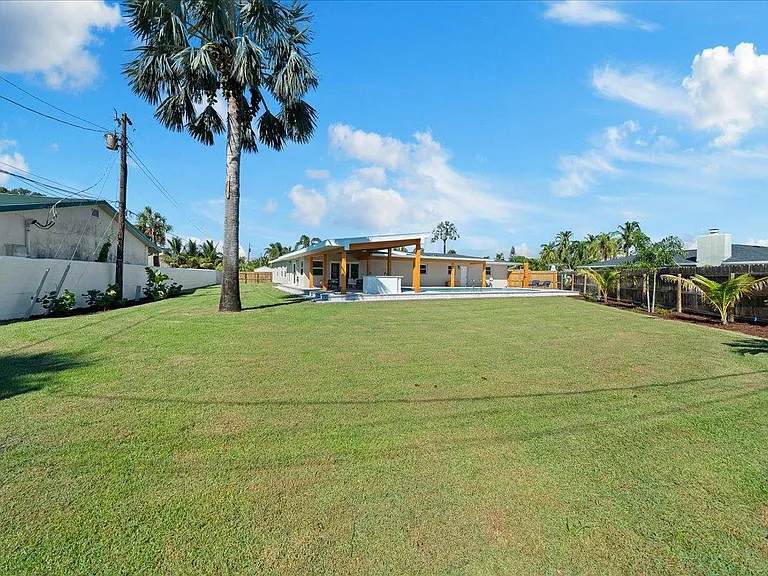 555 Norwood Ct — Photo 43