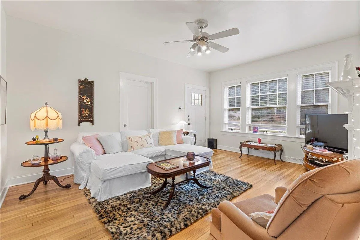 2 bed, 1.0 bath, 1128 sqft, $2,600 — Photo 3