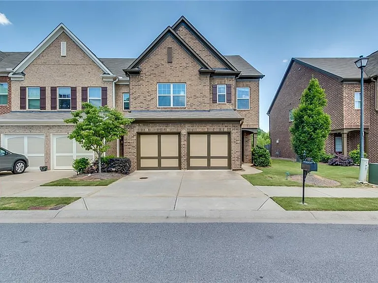 2125 Greencrest Cir — Photo 1