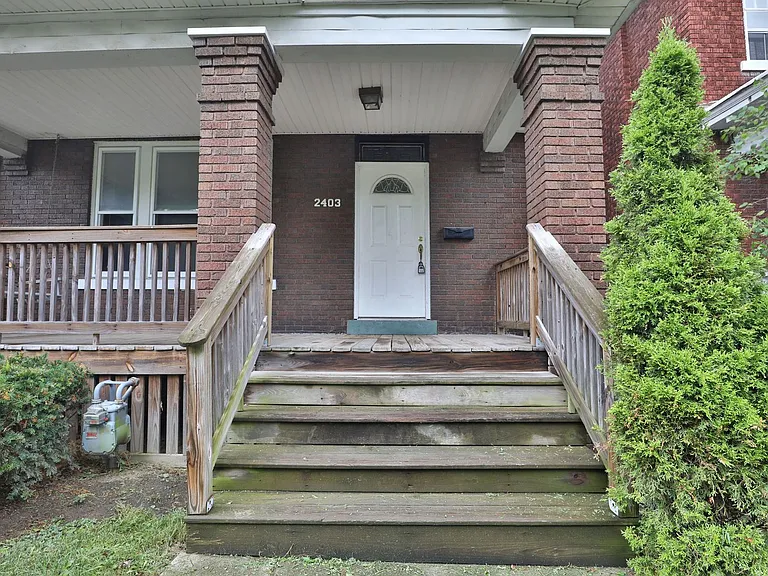 2403 Summit St — Photo 2