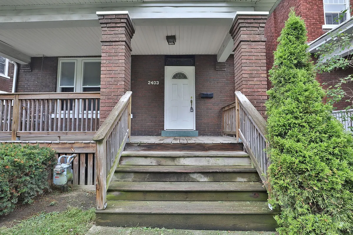 Building Photo - 2403 Summit St