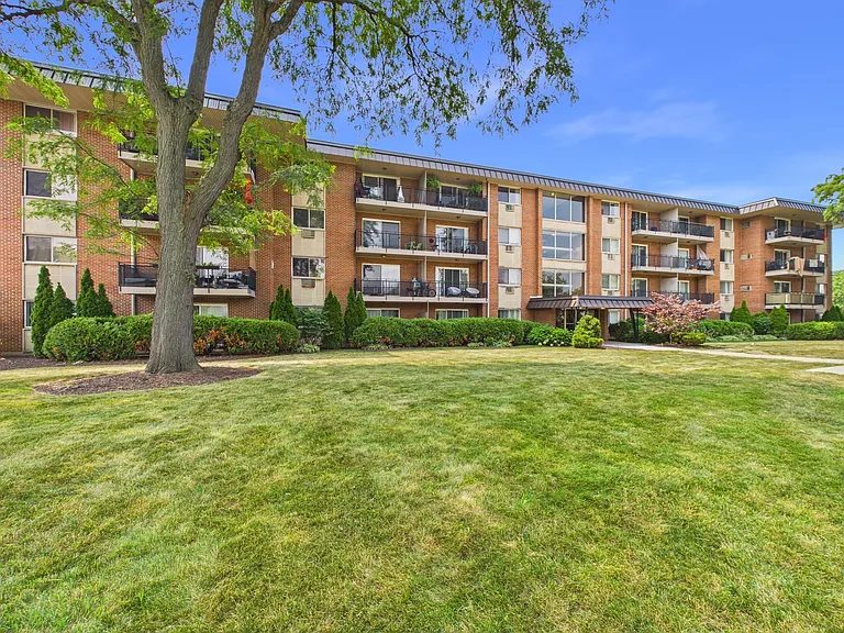 2210 S Goebbert Rd #226 — Photo 35
