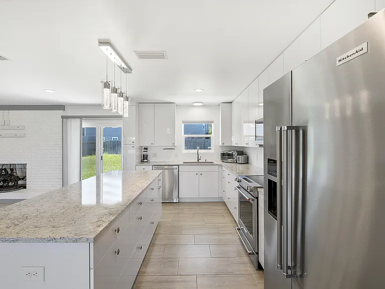 716 Clarence Dr — Photo 3