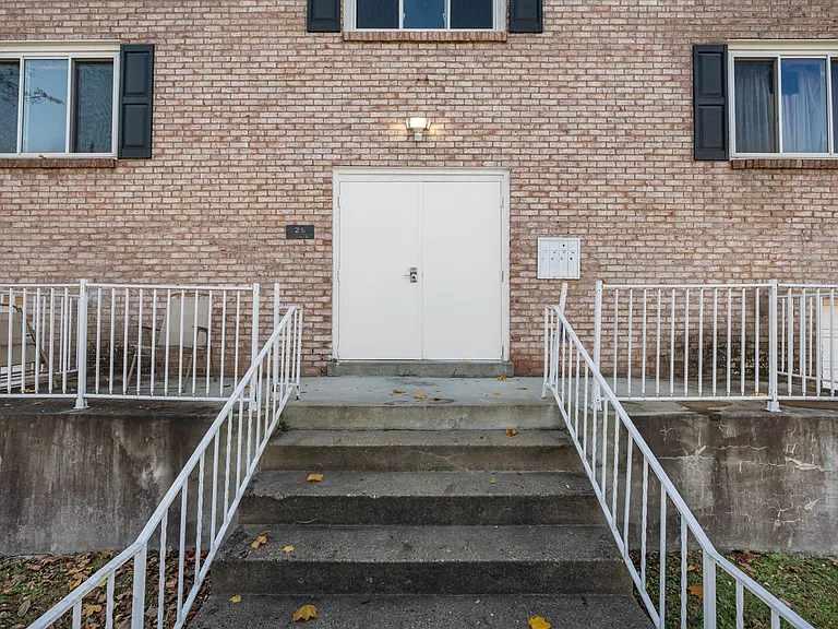 29 Coulter St #1B — Photo 2