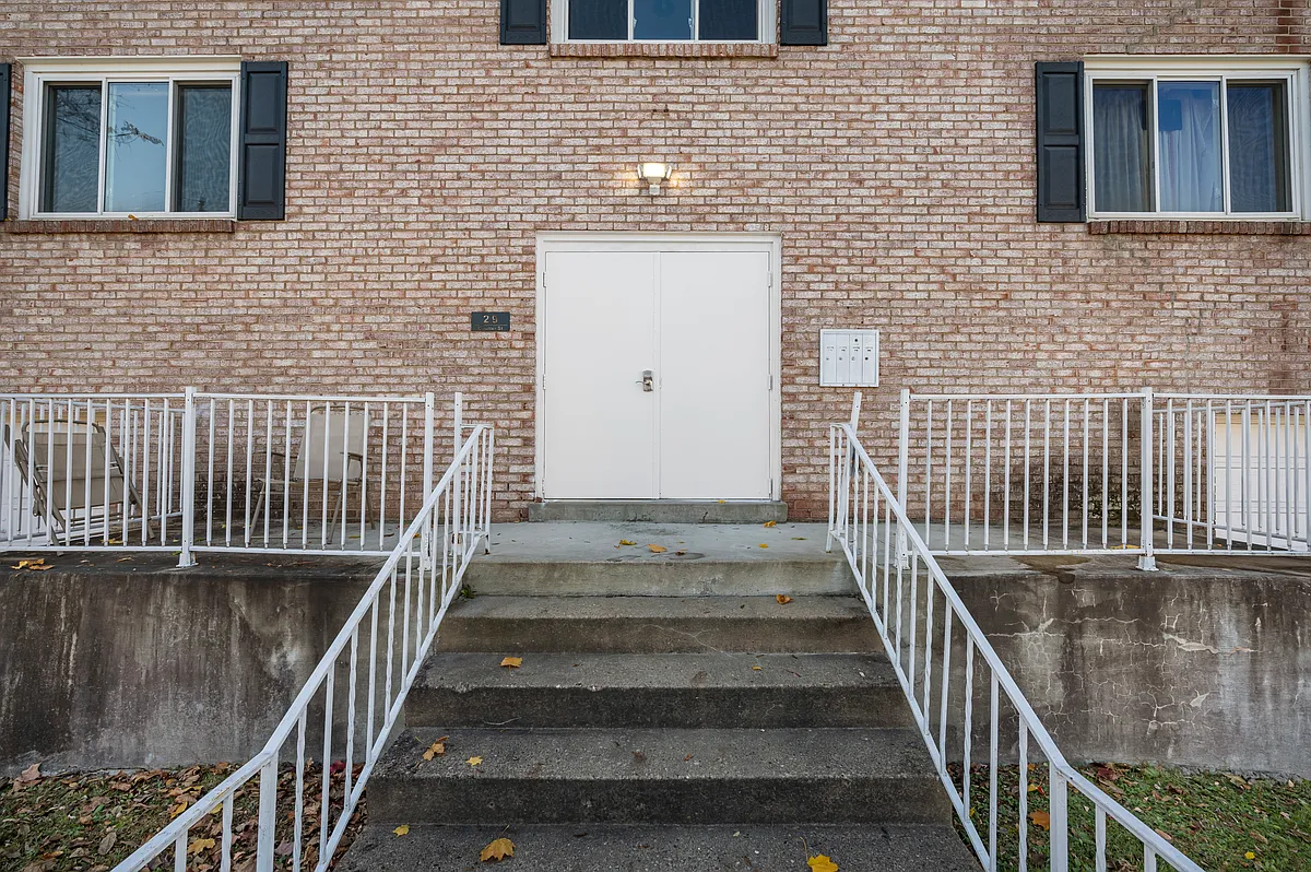 Building Photo - 29 Coulter St #1B