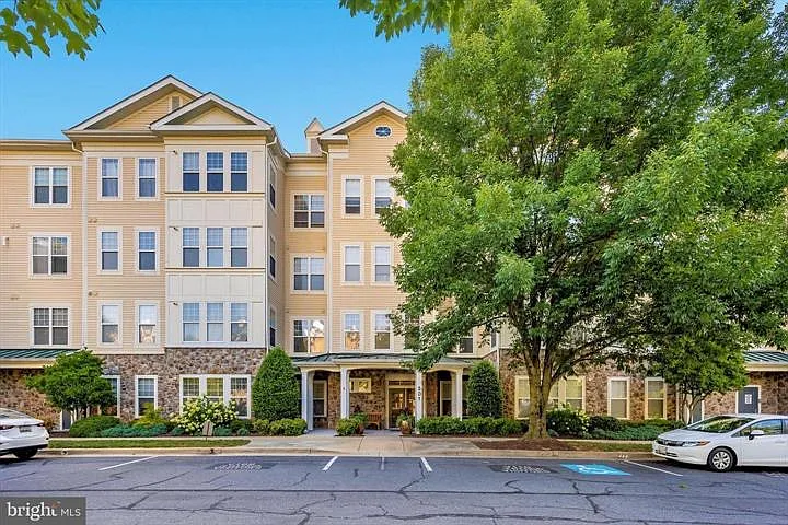 1 bed, 1076 sqft, $2,100 — Photo 2