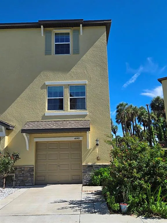3 bed, 3.0 bath, 2004 sqft, $3,100 — Photo 2