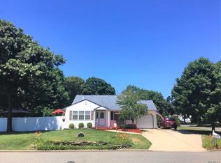 28 Larry Rd, Selden, NY 11784