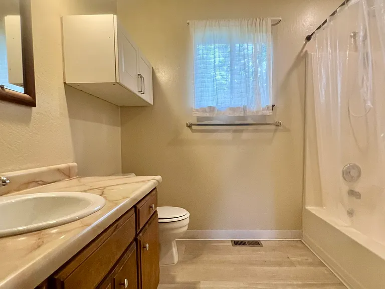 915 Clover Dr — Photo 16