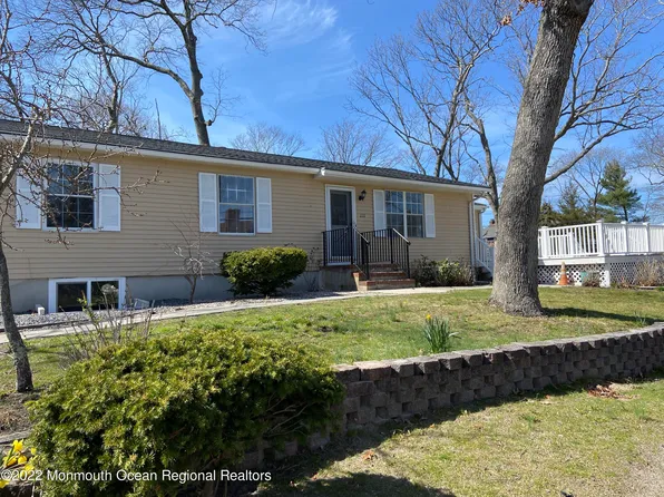 211 Henley Ave, Pine Beach, NJ 08741