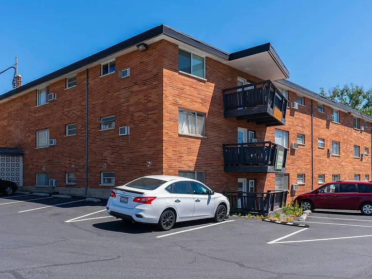 Dolphin Apartments: Leasing Specials! Great location in Kennewick — Photo 41