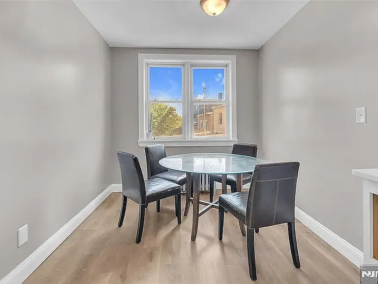 4 bed, 1.5 bath, 2500 sqft, $3,750 — Photo 4