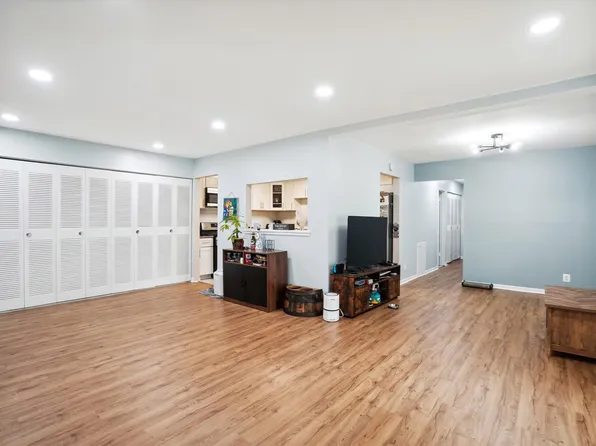7804 Dassett Ct APT 104, Annandale, VA 22003