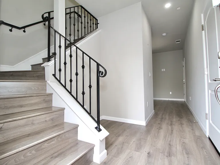819 Estancia Ct — Photo 3