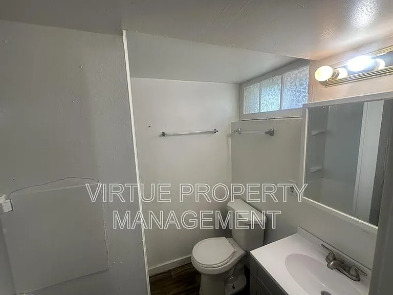 611 6th St #B — Photo 4