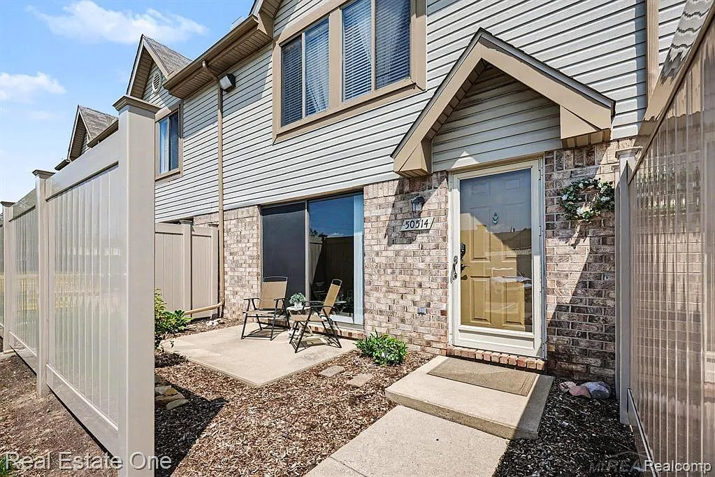 2 bed, 1.5 bath, 1120 sqft, $1,600 — Photo 2