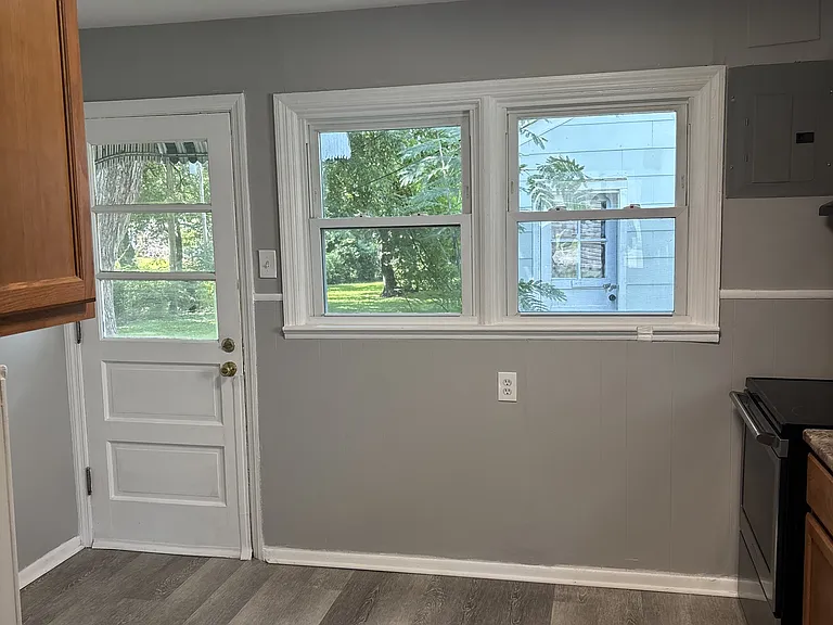 460 Marechal Ln — Photo 3