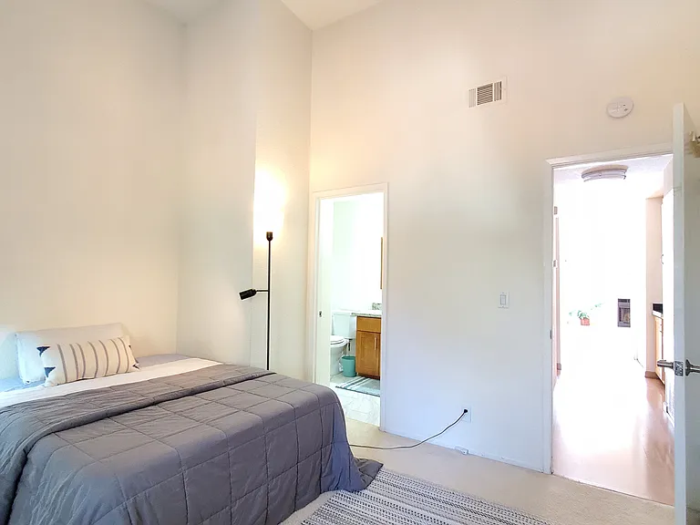 Modern High Ceilings, Big Bed
