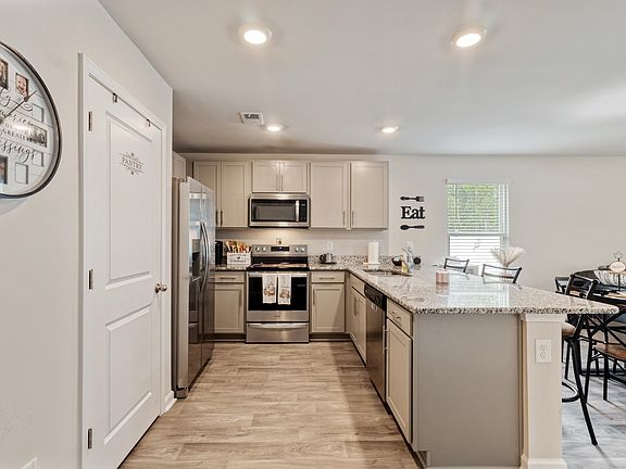3rd image of 276 Country Grove Way